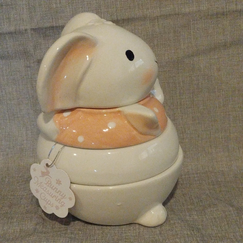 10 Strawberry Street Ceramic Daisy Rabbit Stackable Measuring Cups - Picture 4 of 14